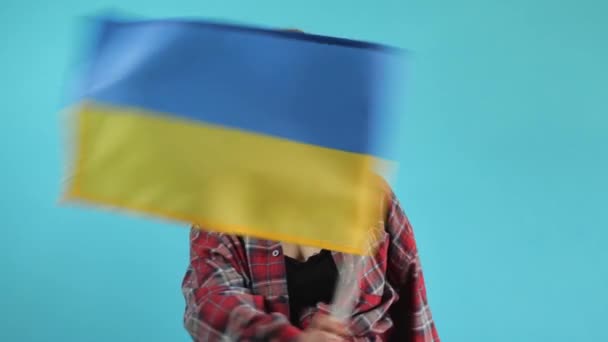 Dospělá Američanka Mávající Ukrajinskou Vlajkou Modrém Pozadí Žena Kostkované Košili — Stock video