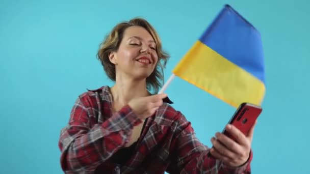 Een Volwassen Amerikaanse Vrouw Een Geruit Shirt Zwaaiend Met Vlag — Stockvideo