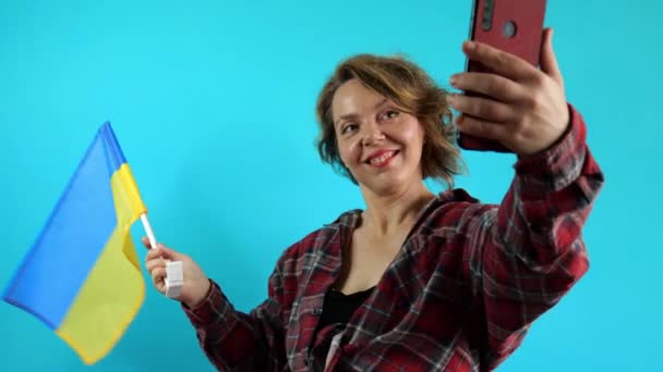 Adult American Woman Plaid Shirt Takes Selfie Ukrainian Flag Blue — Stok video