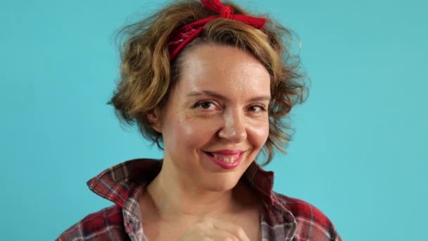 Eine Frau Karierten Hemd Isst Süße Erdbeeren Porträt Einer Pin — Stockvideo