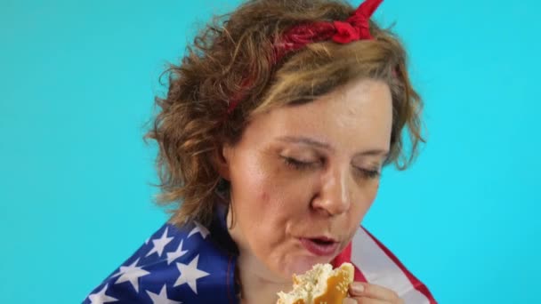Pin Woman Portrait Usa Flag American Woman Eats Burger Slow — Stok video