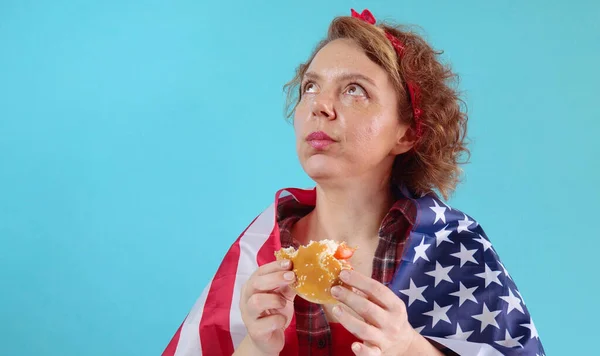 Una Mujer Con Bandera Estados Unidos Come Una Hamburguesa Sobre — Foto de Stock
