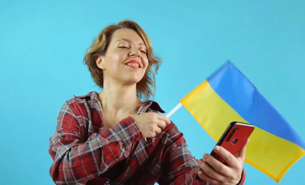 Une Femme Joyeuse Prend Selfie Sur Téléphone Portable Avec Drapeau — Photo