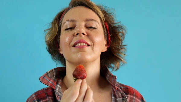 Alegre Pin Mujer Come Fresas Sobre Fondo Azul Mujer Adulta — Foto de Stock