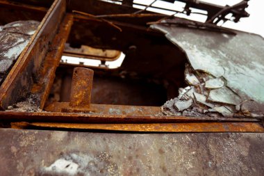 Askeri bir aracın kırık camının alt görüntüsü. Kırık cam arka plan. yanmış askeri ekipman