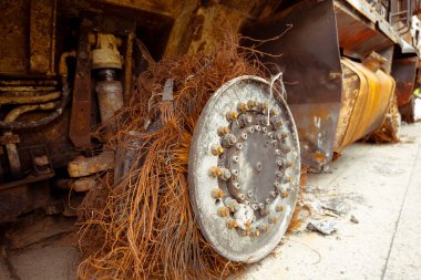 Askeri bir aracın yanmış tekerleklerinin görüntüsü. Paslı askeri araç. paslı metal