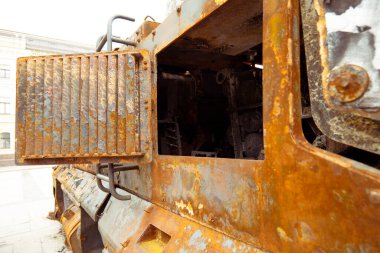 Paslı bir askeri aracın açık penceresi. Yanmış askeri ekipman. paslı metal