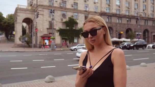 Portrait Young Blonde Woman Sunglasses Road City Woman Talking Mobile — ストック動画