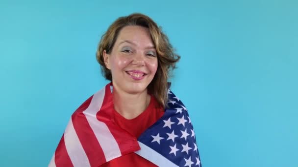 Portrait Adult Cheerful Woman Usa Flag Isolated Blue Background Portrait — Stok video