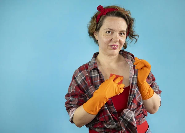 Forty Year Old Pin Woman Cleaning Wipes Her Body Sponge — Fotografia de Stock