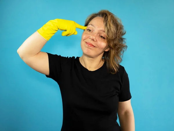 Cleaning Woman Black Shirt Rubber Yellow Gloves Points Her Finger — Fotografia de Stock