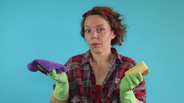 Pin Woman Plaid Shirt Holds Cleaning Sponge Purple Rag Her — Stok video