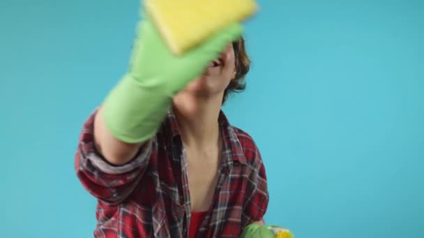 Cleaning Woman Plaid Shirt Wipes Sponge Holds Yellow Spray Bottle — Vídeo de Stock