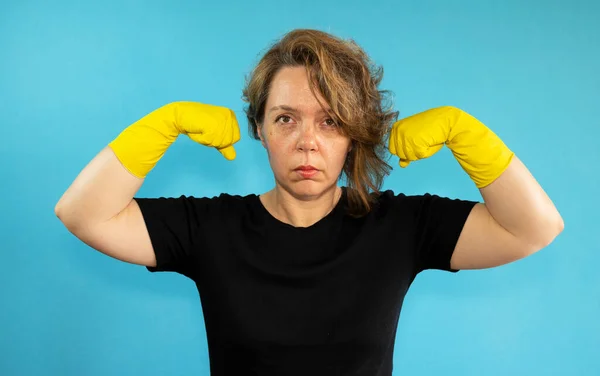Adult Cleaning Woman Black Shirt Shows Strength Yellow Cleaning Gloves — Fotografia de Stock