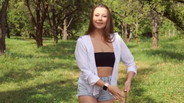 Seorang Wanita Muda Atas Tangki Hitam Dan Kemeja Putih Gelombang — Stok Video
