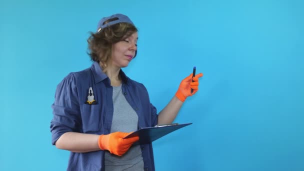 Adult Female Foreman Cap Orange Gloves Holds Paper Tablet Blue — Stock video