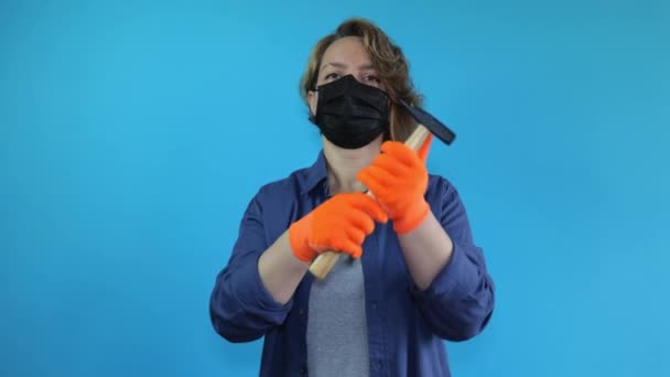 Adult Woman Shirt Black Medical Mask Holds Hammer Wooden Handle — Stockvideo