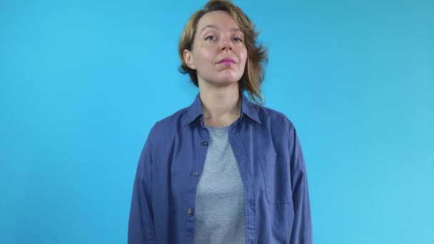 Πορτρέτο Μιας Ενήλικης Γυναίκας Πουκάμισο Και Πορτοκαλί Γάντια Μπλε Απομονωμένο — Αρχείο Βίντεο