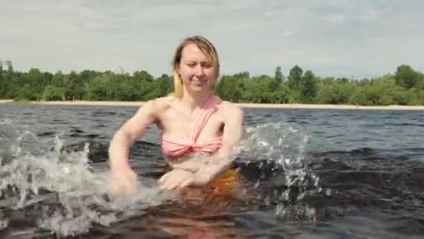 Wet Blonde Woman Pink Swimsuit Makes Water Splashes Nature Woman — Stock Video