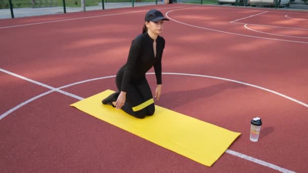 Sports Woman Yellow Mat Black Suit Does Exercises Woman Exercising — Stock video