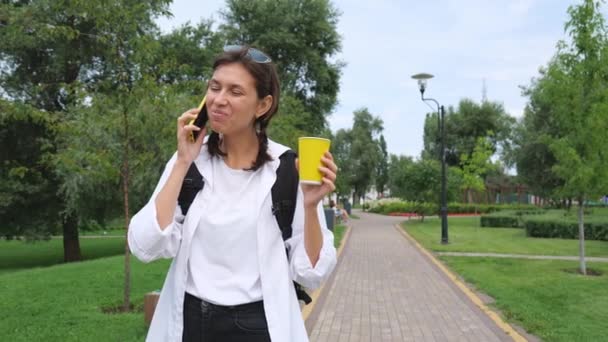 Young Cheerful Brunette Woman White Shirt Talking Mobile Phone City — Stock video