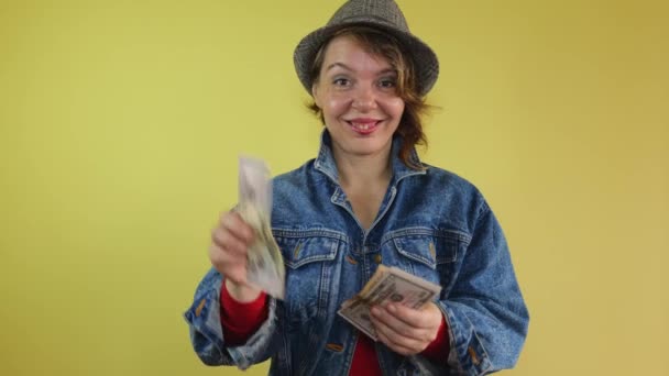Сорокалетняя Женщина Джинсовой Куртке Шляпе Считает Доллары Изолированном Желтом Фоне — стоковое видео
