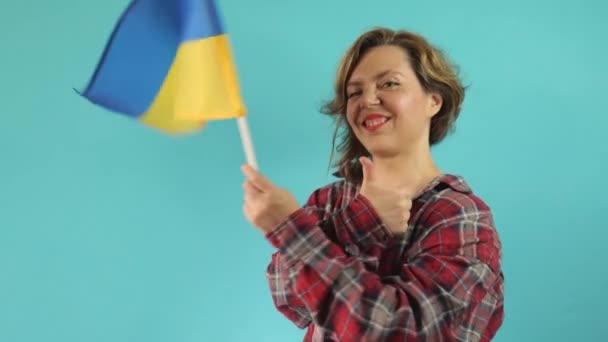 Ενήλικες Αμερικανική Γυναίκα Καρό Πουκάμισο Κυματίζει Ουκρανική Σημαία Απομονωμένο Μπλε — Αρχείο Βίντεο