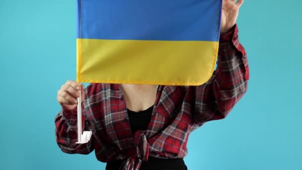 Adult Pin Woman Plaid Shirt Shows Flag Ukraine Blue Isolated — Stok video