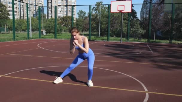 Beautiful Athletic Woman Doing Sit Ups While Standing Stadium City — стоковое видео