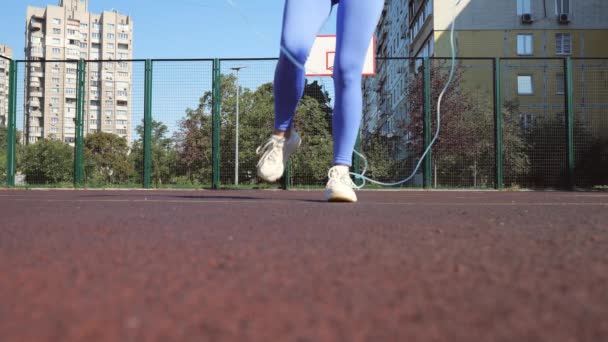 Вид Спортивні Жіночі Ноги Стрибають Мотузкою Білих Спортивних Кросівках Серед — стокове відео