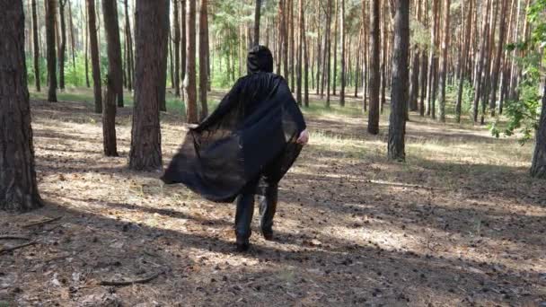 Vue Arrière Une Femme Portant Manteau Noir Marchant Dans Une — Video