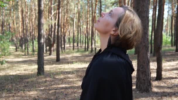 망토를 여성의 모습은 소나무 자연계에서 할로윈을 즐기는 마법의 — 비디오