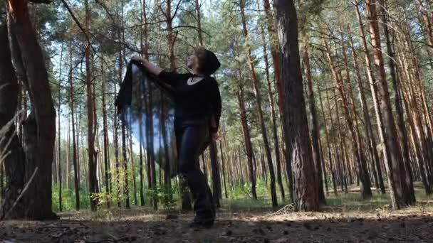Dorosła Kobieta Czarnym Płaszczu Kapturem Tańczy Sosnowym Lesie Poruszająca Się — Wideo stockowe