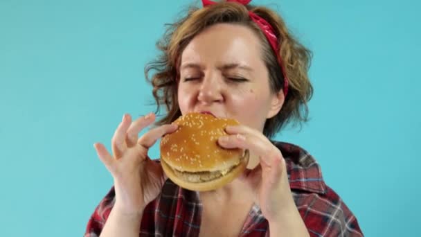 Femme Pin Adulte Chemise Carreaux Mange Sandwich Sur Fond Bleu — Video