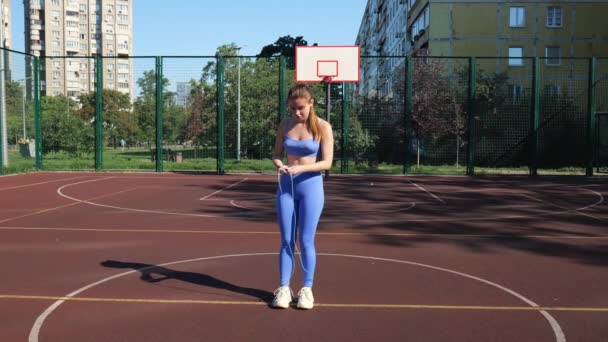 Молода Атлетична Жінка Стрибає Мотузкою Баскетбольному Стадіоні Місто Тренування Вуличне — стокове відео