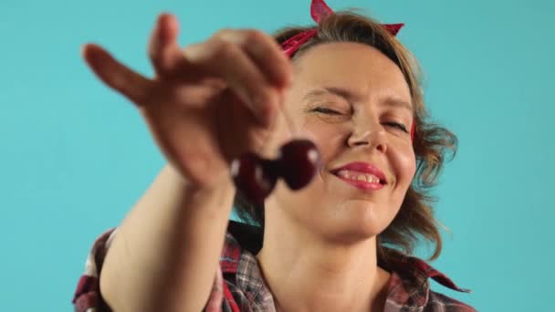 Pin Mujer Comiendo Cerezas Rojas Sobre Fondo Azul Aislado Retrato — Vídeos de Stock