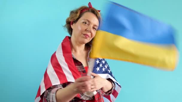 Femeie Americană Steag American Fluturând Steagul Ucrainei Fundal Albastru Izolat — Videoclip de stoc