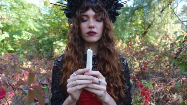 카니발 의상을 근처에서 양손에 촛불을 여자를 촛불이 마법의 Halloween — 비디오
