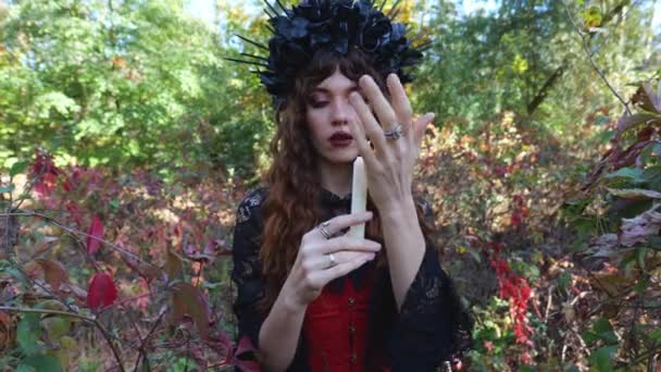 Portret Magicznej Kobiety Stroju Karnawałowym Pobliżu Jesiennych Liści Kobieta Halloween — Wideo stockowe