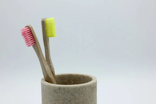 竹子在石杯里刷牙 — 图库照片