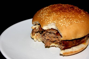 Isırılmış susamlı hamburger.