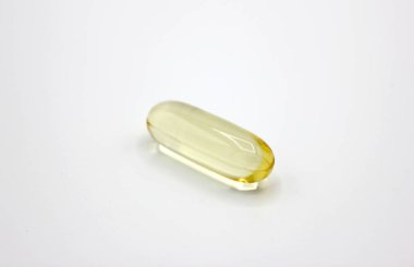 Beyaz arkaplanda omega3 yağ incisi