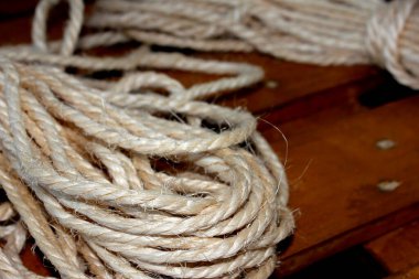 Doğal liflerden örülmüş halat.