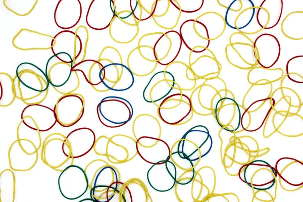 Beyaz arka planda elastik prezervatifler