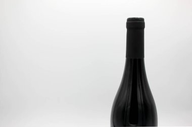 beyaz zemin üzerine kırmızı şarap şişe