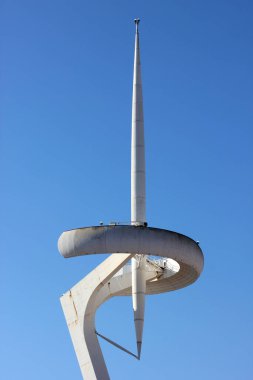 Telekomünikasyon anteninin arka planında mavi gökyüzü