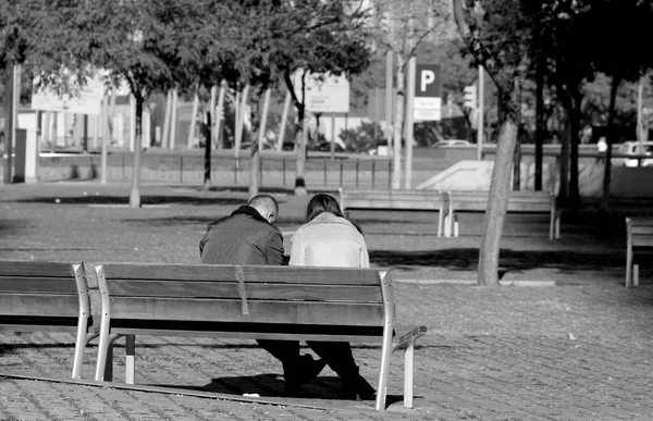 Pareja hablando sentada en un banco de la ciudad —  Fotos de Stock