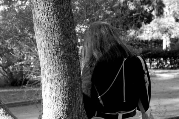 Вдумлива дівчина спирається на дерево — стокове фото