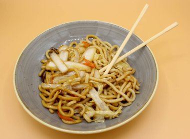 Çubuklu Çin udonu eriştesi. Yüksek kalite fotoğraf