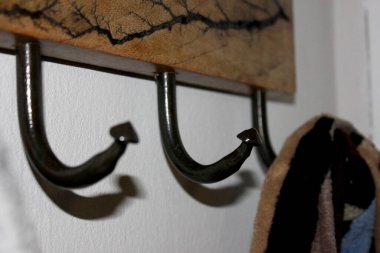 Ceket askısı duvarda asılı.